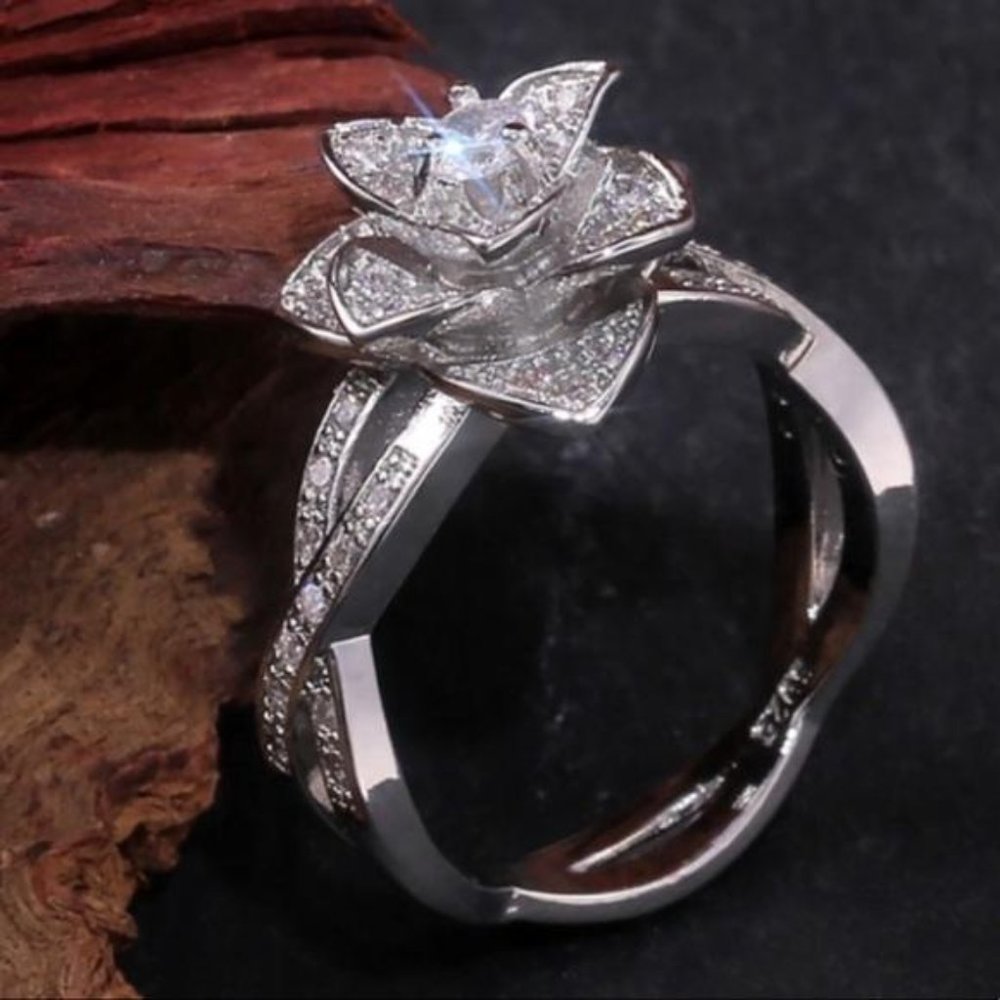 NEW 925 STERLING SILVER DIAMOND HALO RING, CUTE RING, SHINY RING.